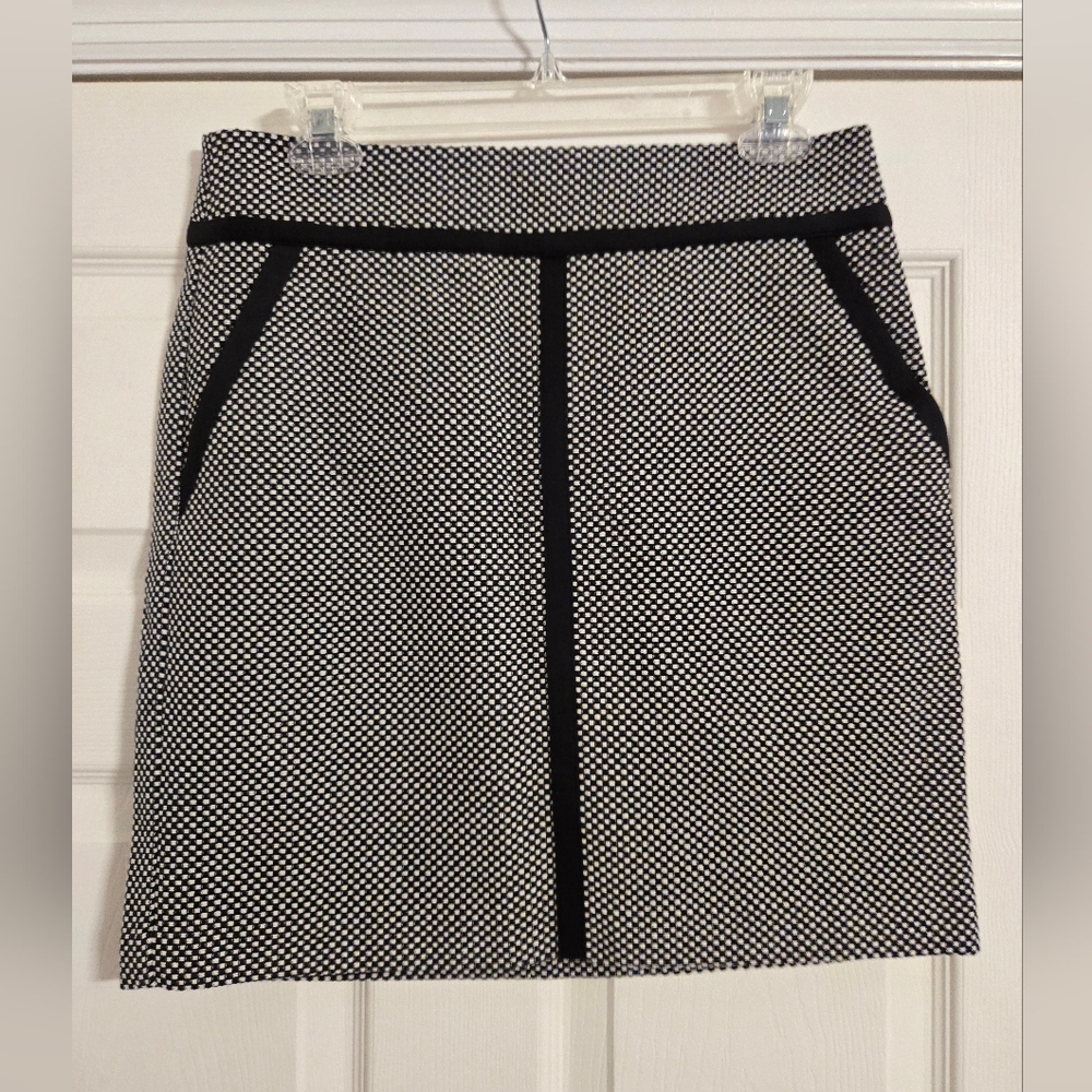 Loft Black and White Short Skirt With Pockets Size 4